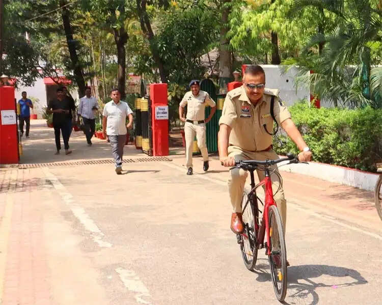 ऊर्जा बचत और पर्यावरण संरक्षण संदेश के साथ एसपी साइकिल से पहुंचे कार्यालय