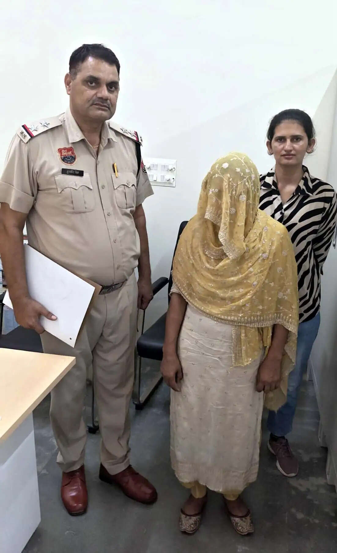 हिसार : ब्लैकमेल कर एक लाख रुपये मांगने वाली महिला ट्रैप में गिरफ्तार