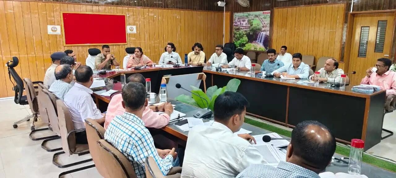 ग्रामीण सेवा शिविर अवधि में बिना अनुमति मुख्यालय नहीं छोड़ेंगे अधिकारी, बैठक में जिला कलक्टर ने दिए निर्देश