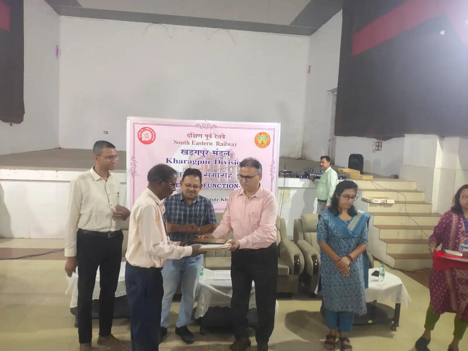 खड़गपुर मंडल ने सेवानिवृत्त कर्मचारियों को दिया सम्मान