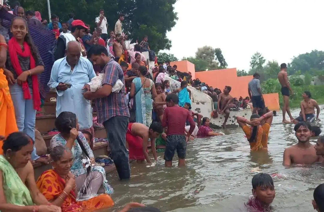 जौनपुर में ऐतिहासिक भादो छठ मेला शुरू, सूरजकुंड में उमड़े श्रद्धालु
