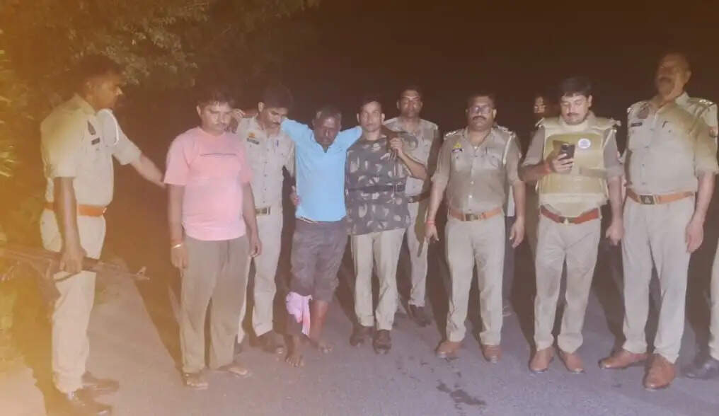 पुलिस मुठभेड़ में तीन गो-तस्कर गिरफ्तार, एक के पैर में लगी गोली