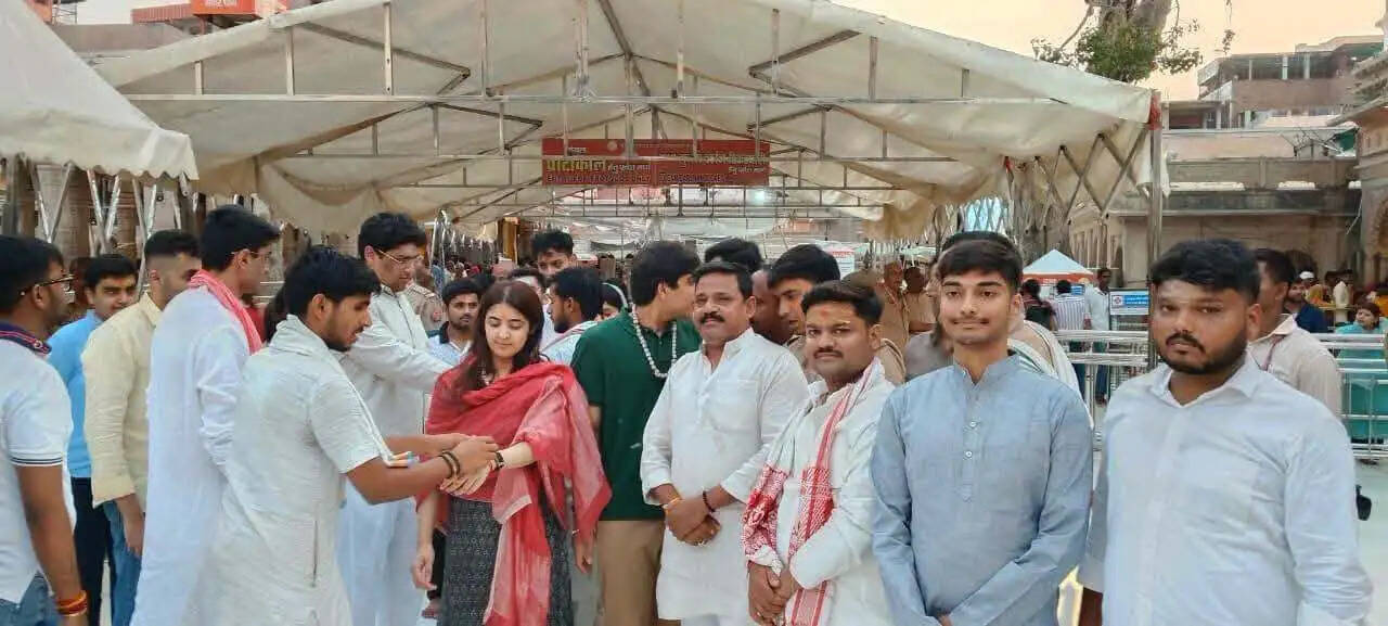 अखिलेश यादव के पुत्र अर्जुन और बेटी टीना ने सांसद प्रिया सरोज संग बाबा विश्वनाथ के दरबार में लगाई हाजिरी