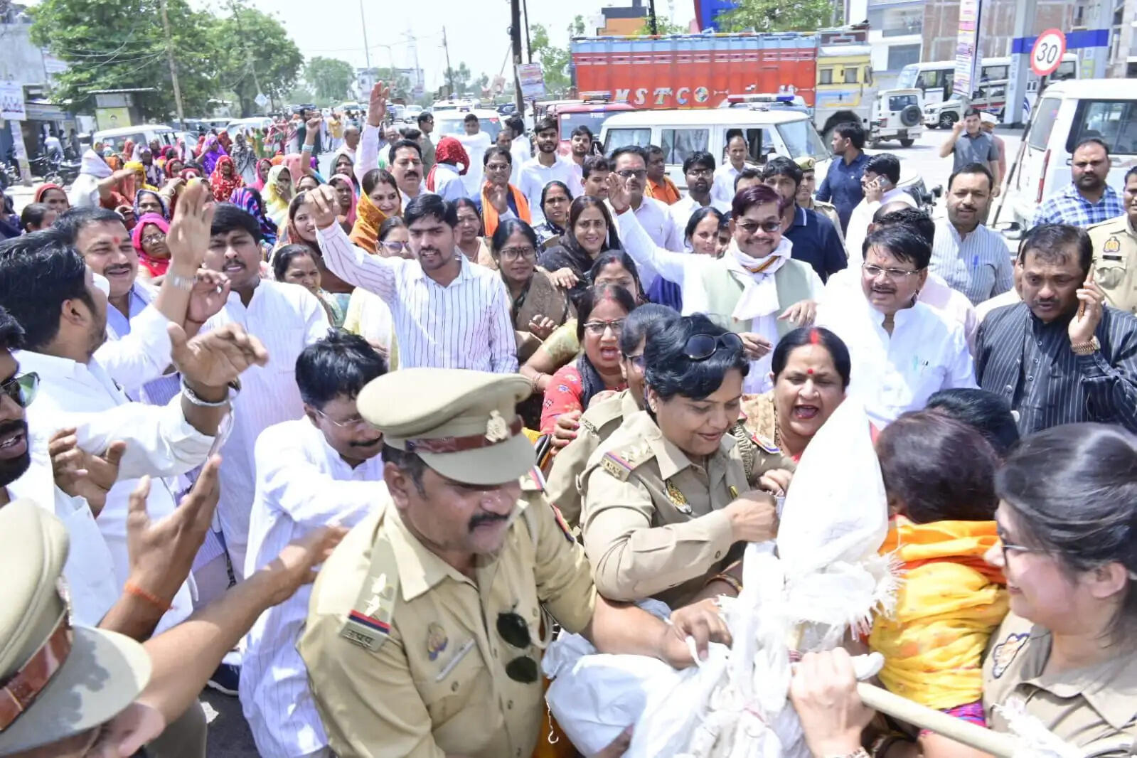 भाजपा ने निकाली महिला जन आक्रोश रैली, विपक्ष का किया पुतला दहन