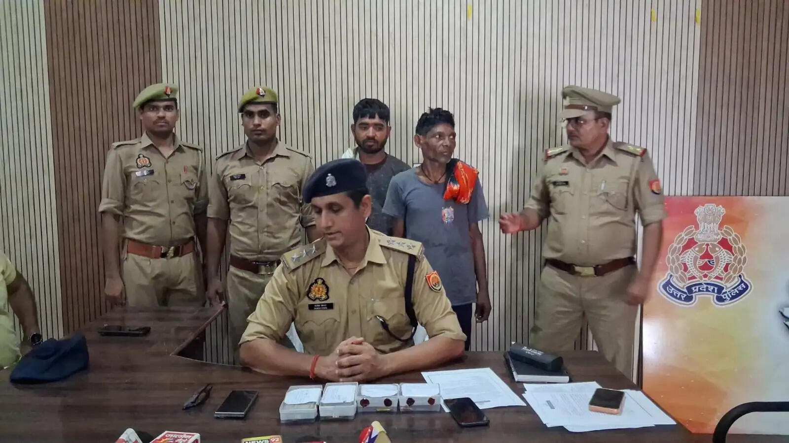 आटा पुलिस की संयुक्त कार्रवाई: 24 घण्टे में बड़ा खुलासा, 21 लाख के सोने व 97 हजार रुपये के साथ दो चोर गिरफ्तार