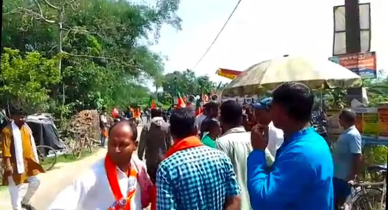 गोघाट में वाम मोर्चा और भाजपा कार्यकर्ताओं के बीच तनानती