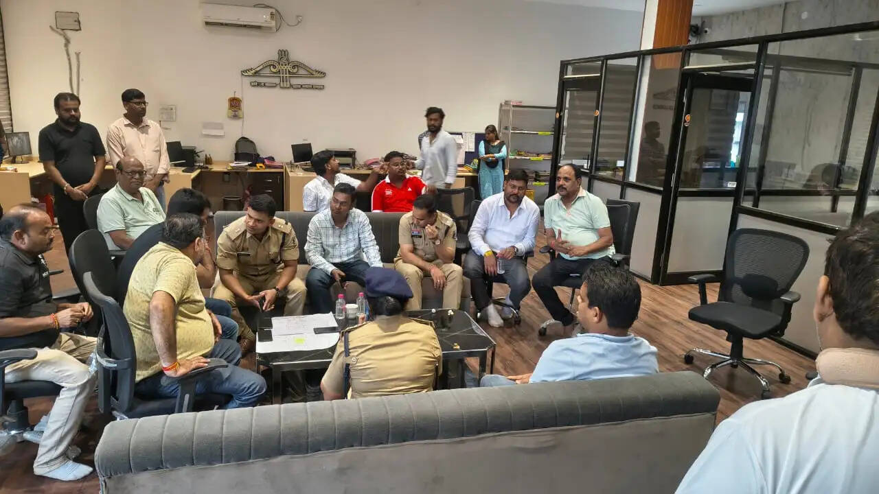 नवरात्रि में सुरक्षा और यातायात व्यवस्था को लेकर पुलिस-प्रशासन की तैयारी तेज, दुर्गा उत्सव समितियों के साथ हुई बैठक