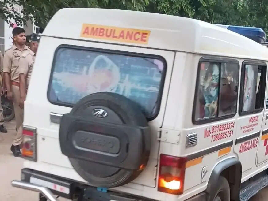 देवरिया : युवती से मिलने आए युवक ने भाई पर धारदार हथियार से किया हमला, सीओ सिटी ने निजी एंबुलेंस से भेजा अस्पताल