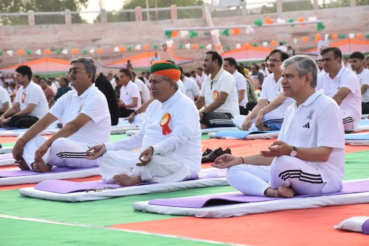 योग भारत की अमूल्य धरोहर, इसे दैनिक जीवन का हिस्सा बनाएं : अश्विनी वैष्णव