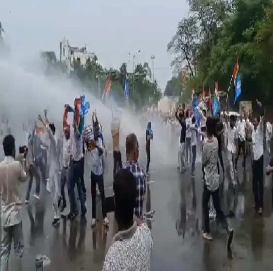 पटना में छात्रों का हंगामा, मुख्यमंत्री आवास घेरने निकले प्रदर्शनकारियों पर पुलिस ने बरसाये वाटर कैनन
