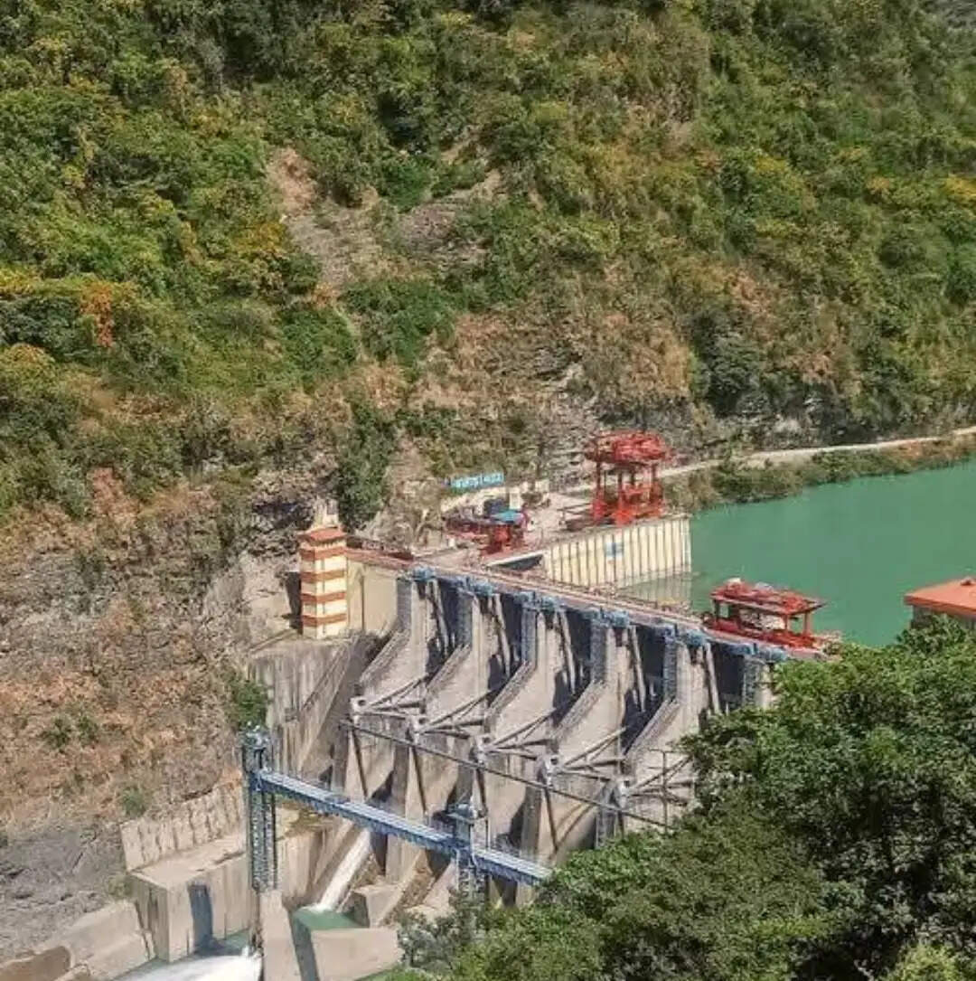 उत्तराखंड में बारिश की मार सड़कों पर, गंगोत्री-यमुनोत्री हाइवे और बद्रीनाथ मार्ग बाधित,टोंस नदी में जलस्तर बढ़ने की चेतावनी