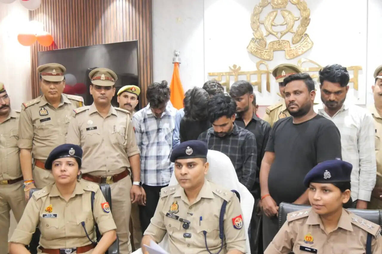 झांसी : साइबर ठग गिरोह के आठ सदस्य गिरफ्तार