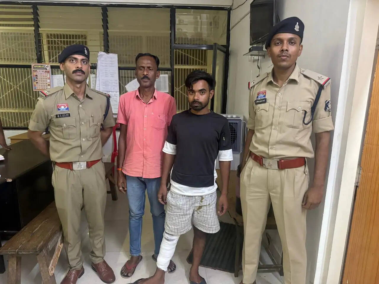 बलरामपुर : दहेजवार जंगल में जुआ खेलते दो आरोपित गिरफ्तार