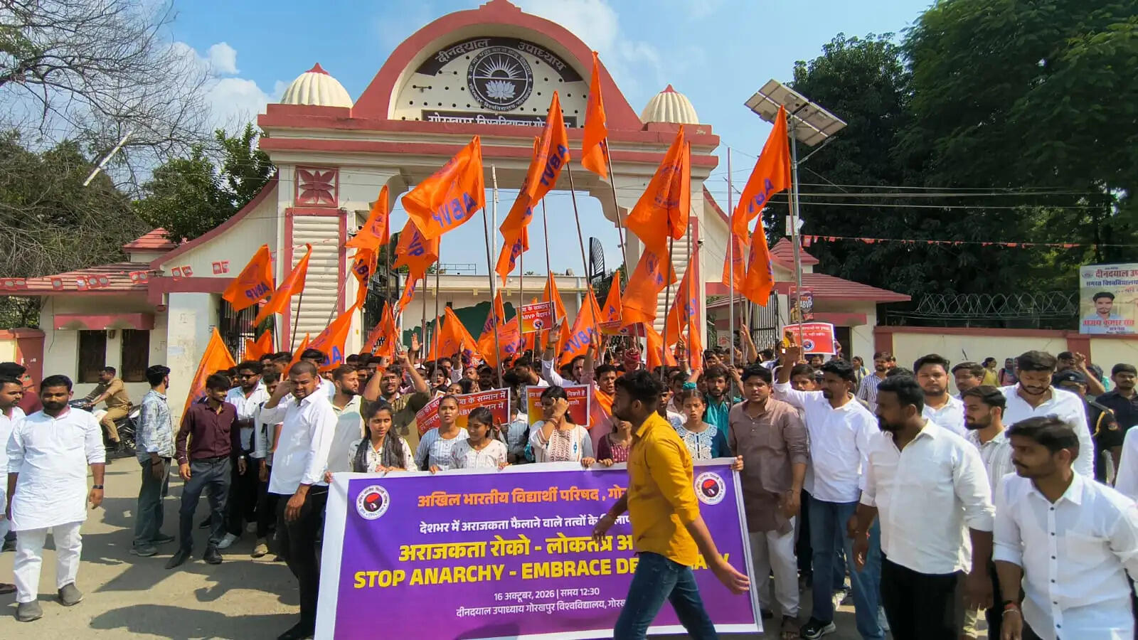 लोकतंत्र अपनाओ–अराजकता हटाओ : संवैधानिक संस्थाओं की गरिमा पर प्रहार एवं देश में अराजकता फैलाने के प्रयासों के विरोध में अभाविप का प्रदर्शन