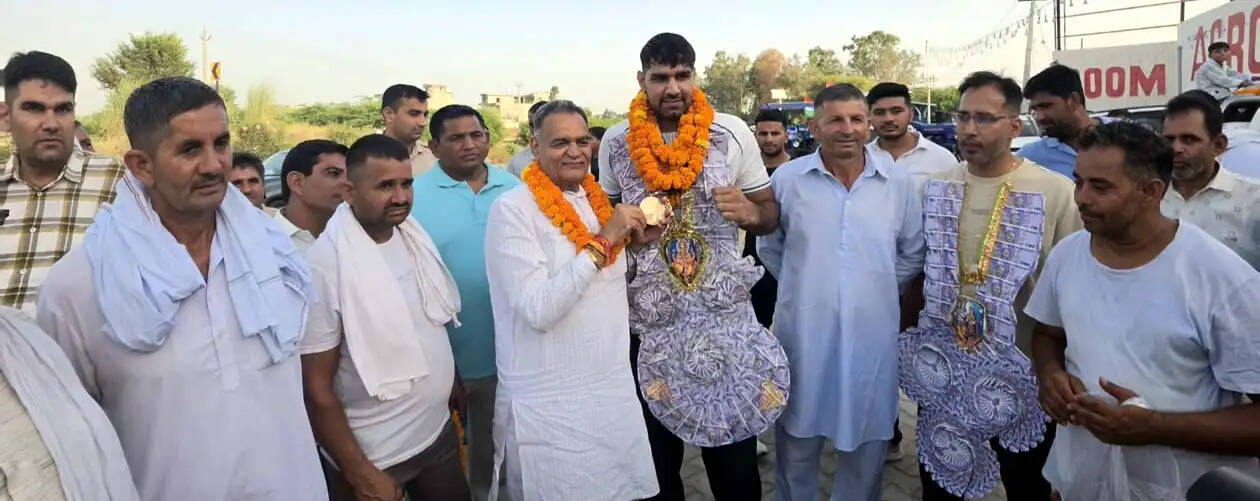हांसी : एशियन गेम्स में कांस्य पदक जीतकर स्वदेश लौटे सोरखी के नरेंद्र बेरवाल