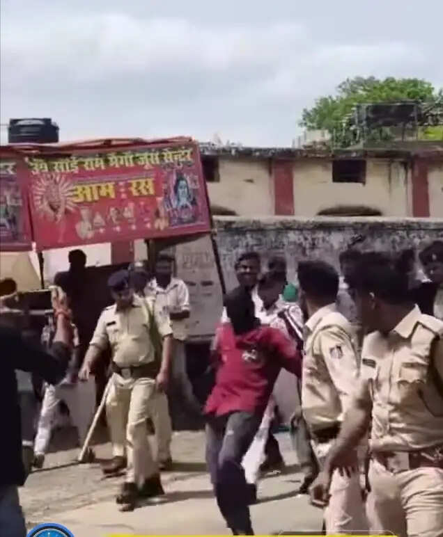झाबुआ: आलीराजपुर पुलिस ने निकाला बोरी कांड के आरोपितों का जुलूस, धुनाई कर लगवाई उठक-बैठक