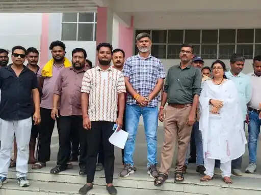 अनूपपुर: सात महीने का वेतन नहीं मिलाने से नाराज नपा कर्मचारियों ने सौंपा ज्ञापन
