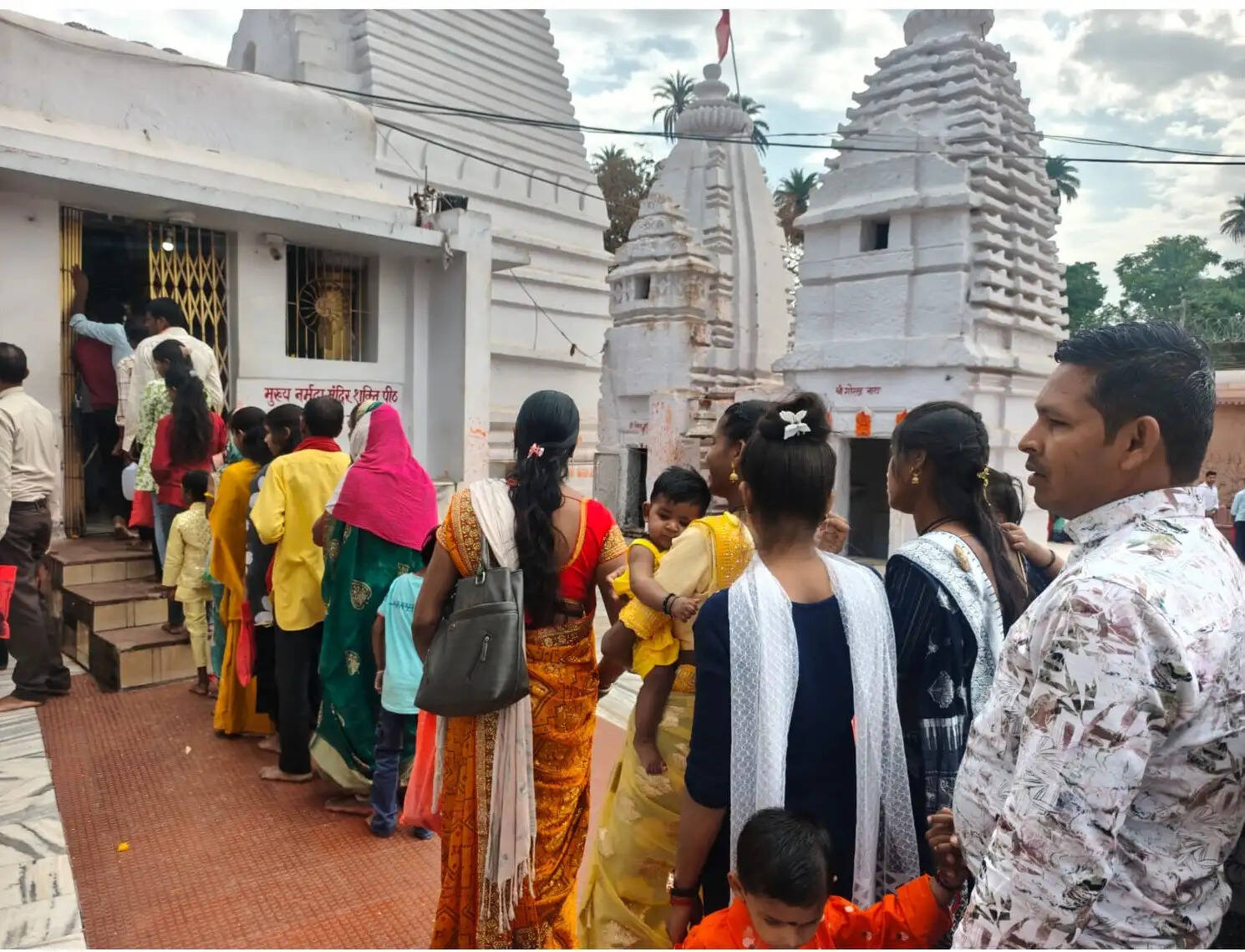 अनूपपुर: बैसाखी पूर्णिमा पर नर्मदा में श्रद्धालुओं ने डुबकी लगाकर मंदिर में किया पूजन