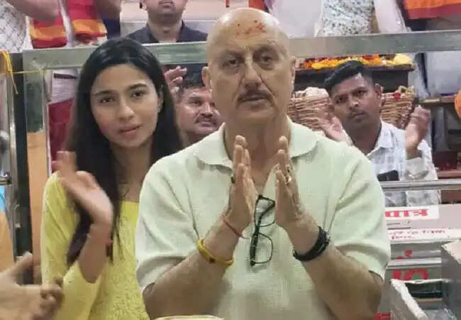 उज्जैनः फिल्म अभिनेता अनुपम खेर,अभिनेत्री शुभांगी दत्त और गायक निंजा ने किए भगवान महाकाल के दर्शन