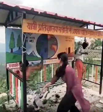 ग्रामीणों ने युवकों को पकड़कर किया मुंह काला