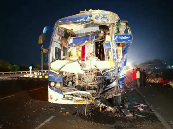 शाजापुर में मजदूरों से भरी बस ट्रक से टकराई, चालक की मौत, 18 यात्री घायल
