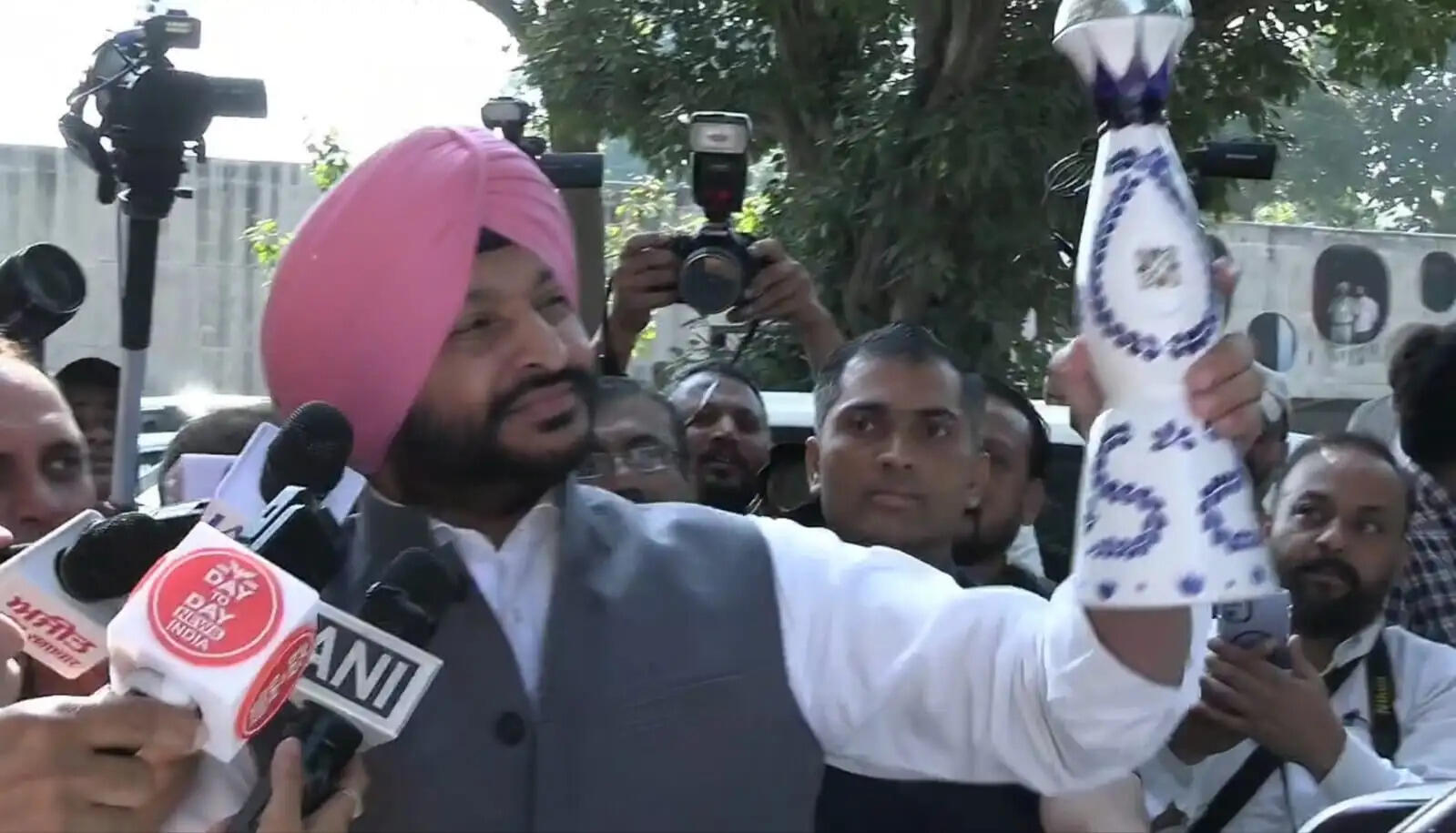 पंजाब विधानसभा के बाहर सत्र के अंतिम दिन कांग्रेस व भाजपा का हंगामा