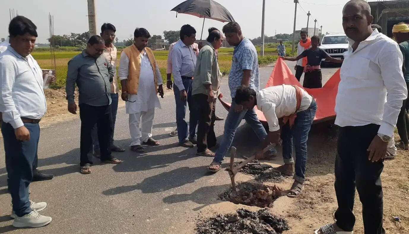 स्कूटी से शराब ले जा रहा तस्कर गिरफ्तार, पोखर के पास से 925 लीटर शराब बरामद