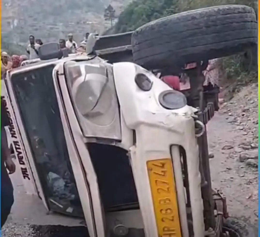 रामपुर में बोलेरो पलटने से 23 लोग घायल