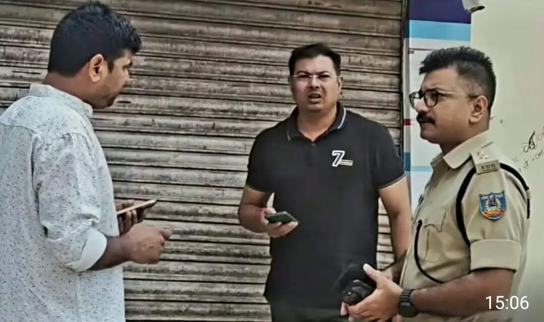 देवघर में गैस कटर से एसबीआई का एटीएम काटकर उखाड़ ले गए बदमाश