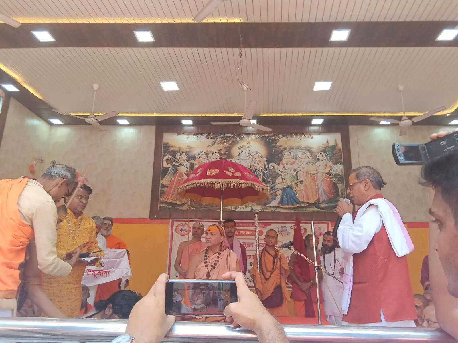 शंकराचार्य अविमुक्तेश्वरानंद ने गाय काे राष्ट्रमाता घाेषित करने की मांग दाेहराई