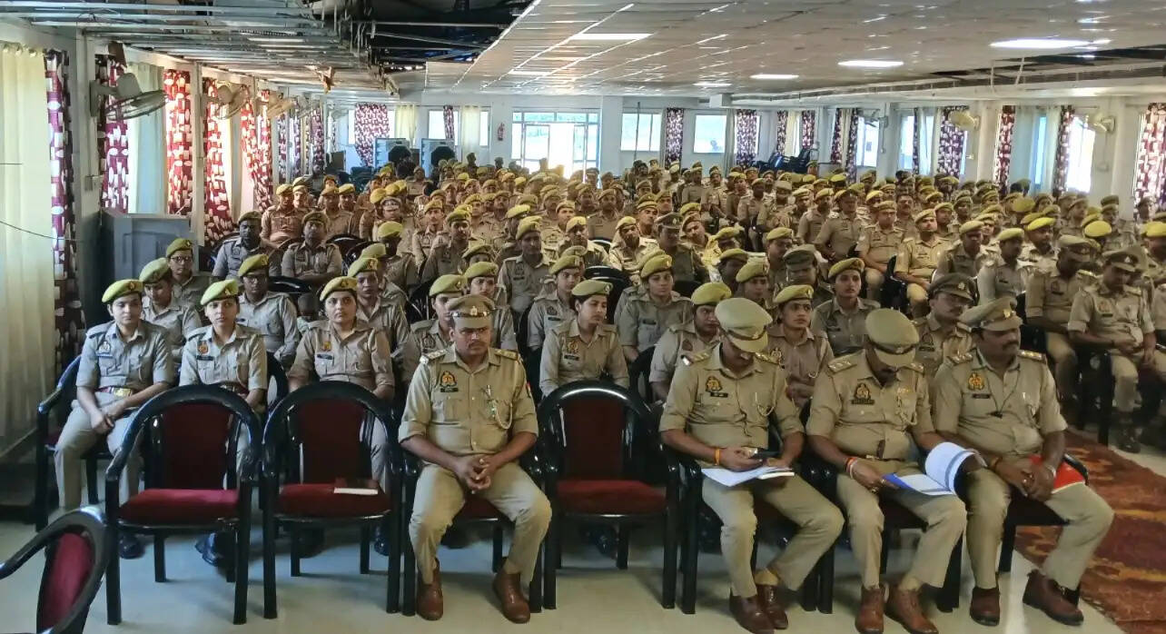 देवरिया : एमएलसी चुनाव को लेकर पुलिसकर्मियों की ब्रीफिंग, निष्पक्षता से ड्यूटी करने के निर्देश
