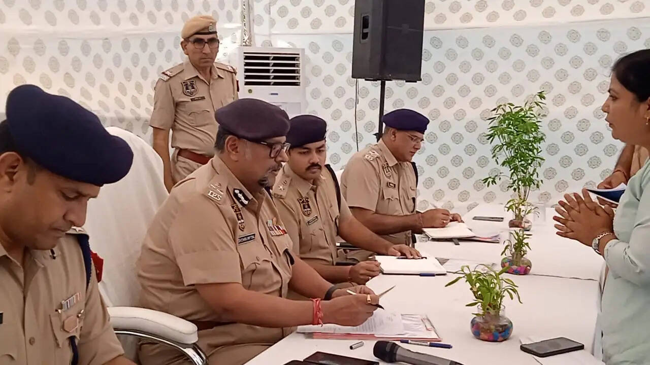 जनता के बीच पहुंच कर पुलिस कमिश्नर सचिन मित्तल ने परिवादियों की सुनी समस्याएं