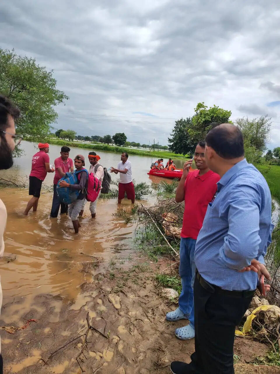 महानदी निर्माणाधीन एनीकट में फंसे सभी 71 लोग सुरक्षित, जिला प्रशासन ने की त्वरित बचाव कार्रवाई