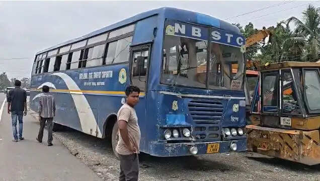 &nbsp;बस और मालवाहक वाहन की टक्कर, नौ यात्री घायल