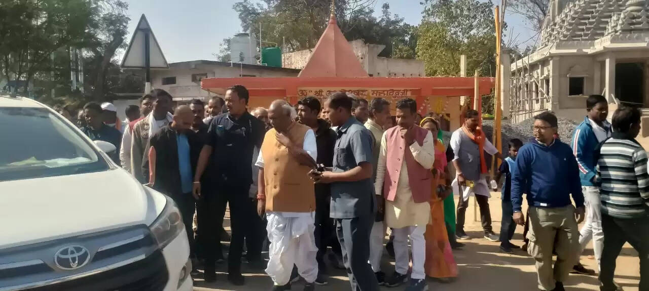 अंबिकापुर: सोमनाथ मंदिर स्थापना के 75 वर्ष पूर्ण होने पर शिव मंदिर में जलाभिषेक