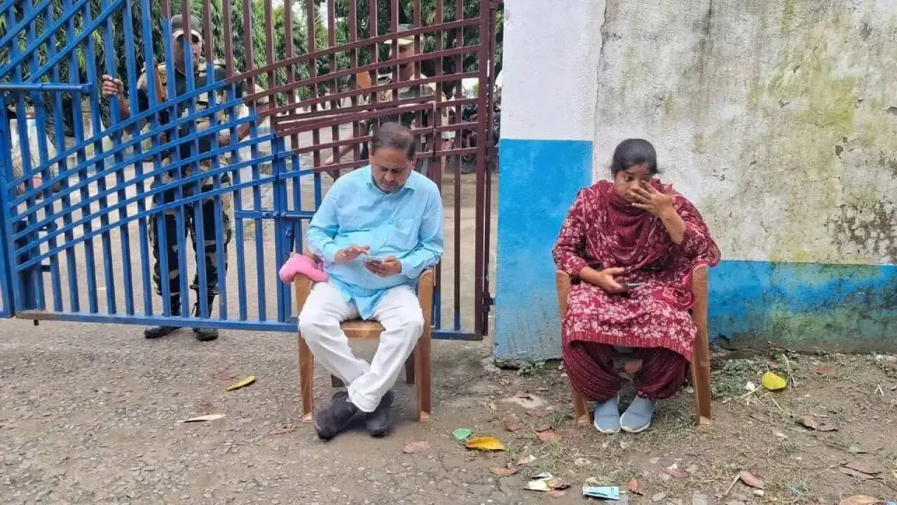 फर्जी मुकदमों और वोट लूटने की साजिश का आरोप, रेजीनगर थाने के बाहर धरने पर बैठे विधायक हुमायूं कबीर