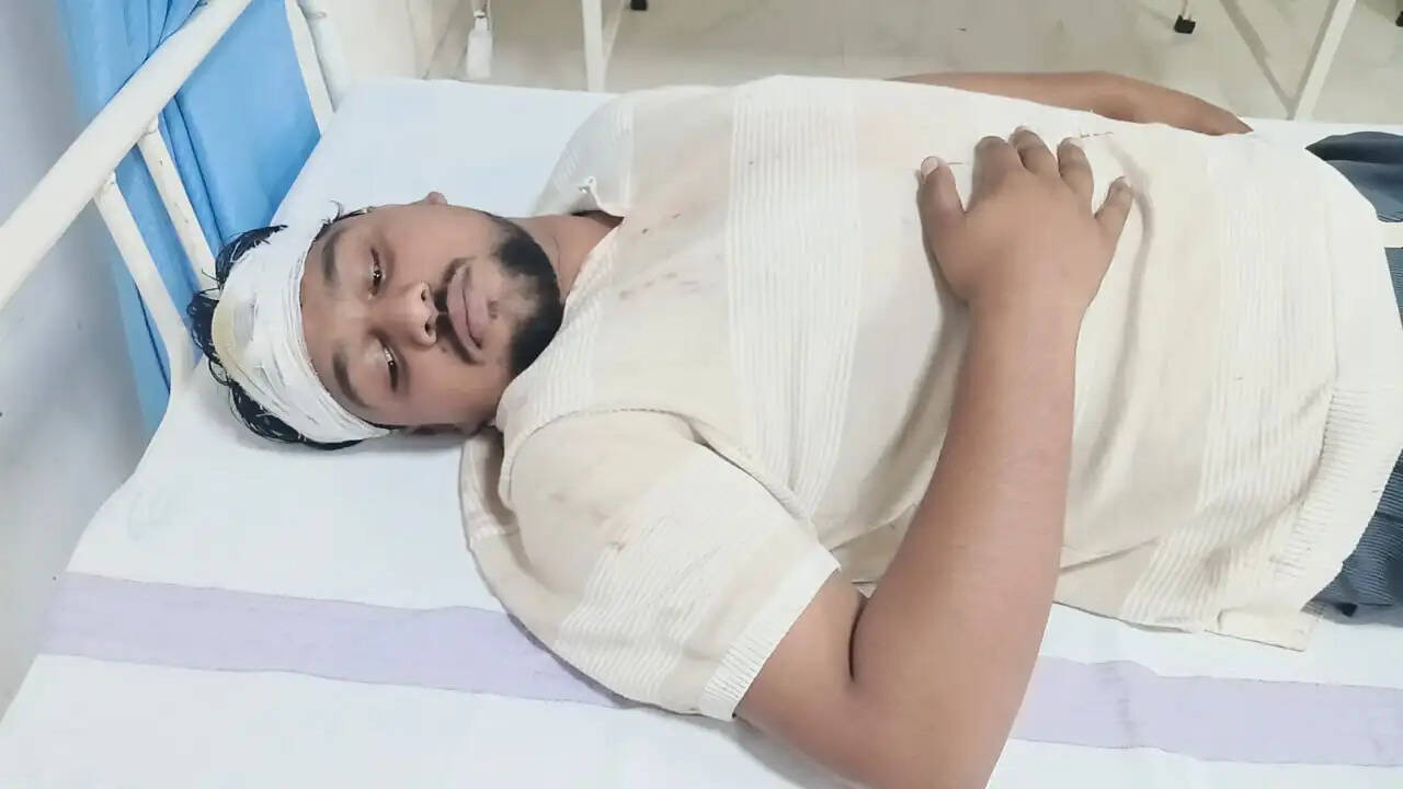 सीवान में मुखिया की गाड़ी से बाइक टकराने पर बवाल, दोनों पक्षों में मारपीट व पथराव, कई घायल