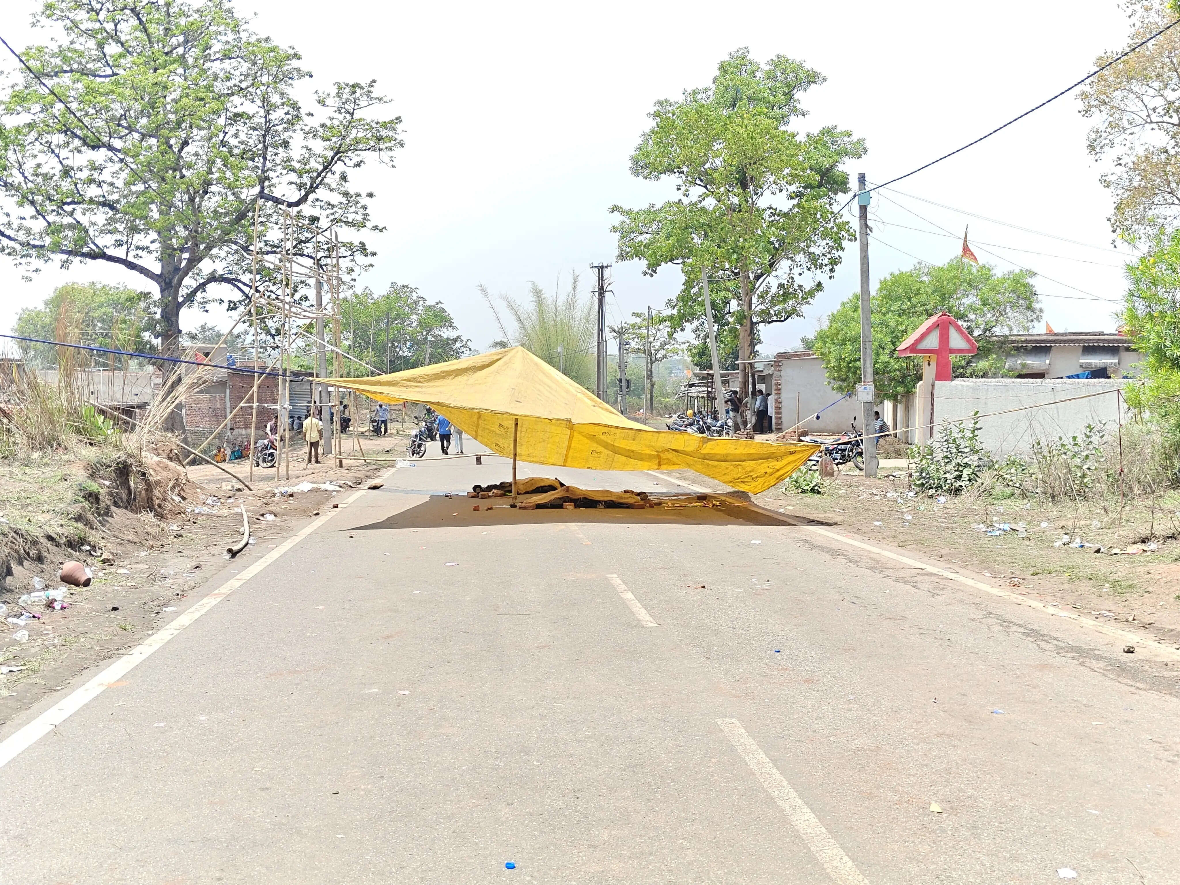 मुआवजे का मिला आश्वासन, 24 घंटे के बाद समाप्त हुआ सड़क जाम