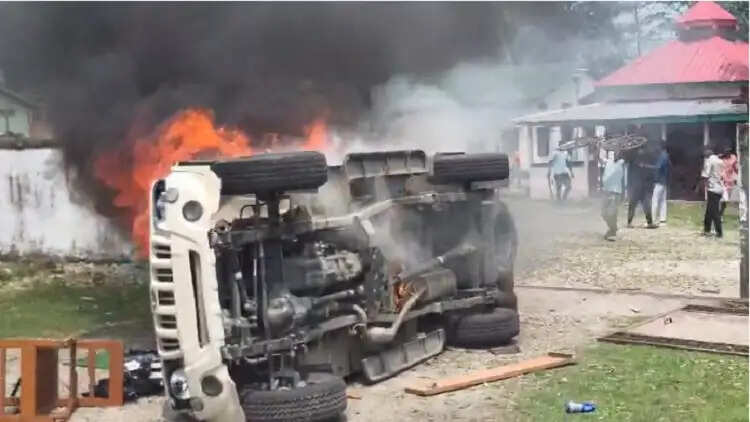 असम के चिरांग जिले के रुनीखाता फॉरेस्ट रेंज कार्यालय में आगजनी