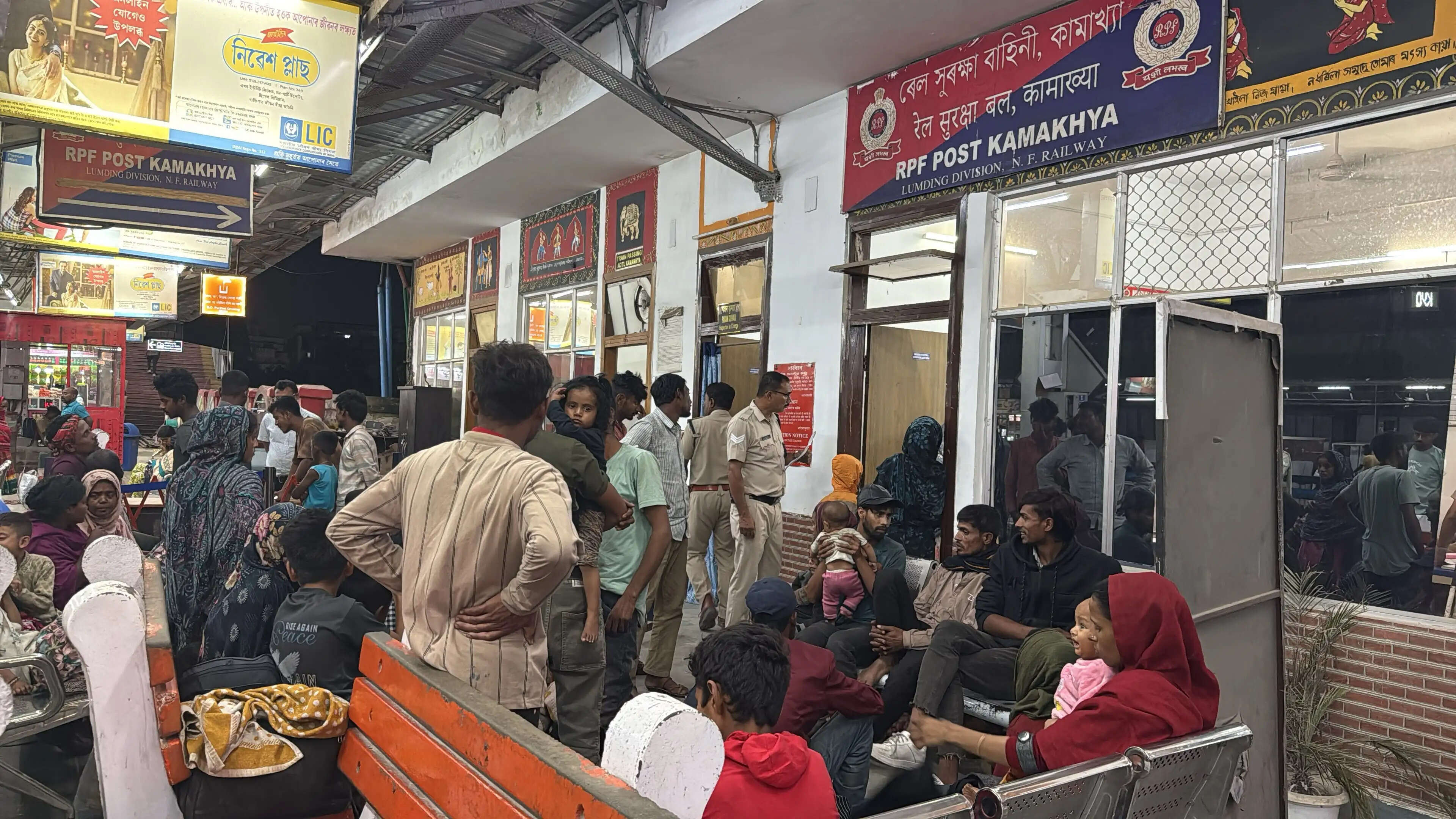 (असम) कामाख्या रेलवे स्टेशन से 58 बांग्लादेशी नागरिक गिरफ्तार