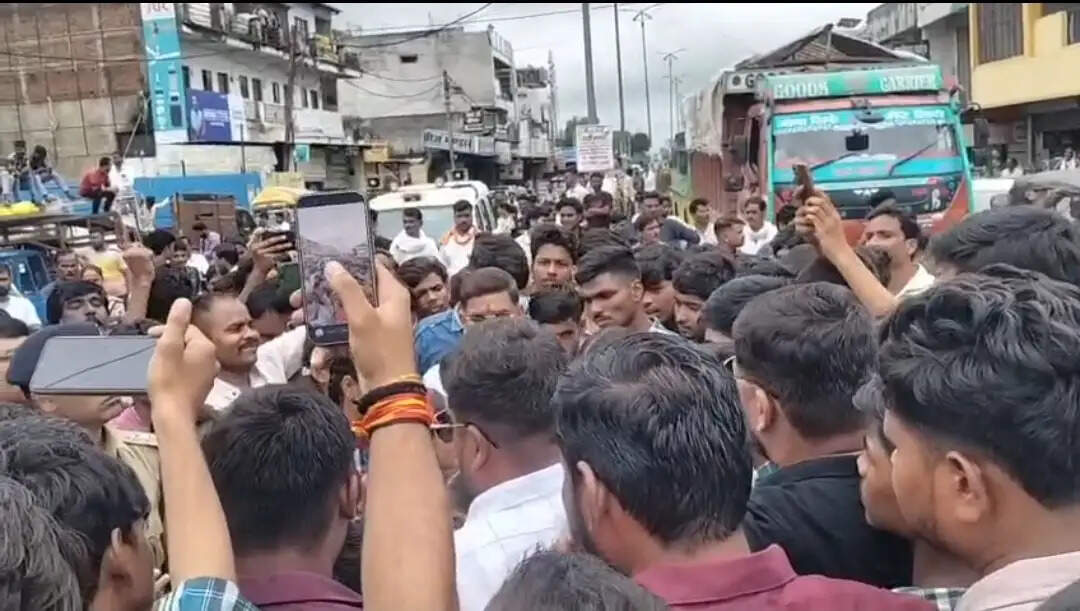 जबलपुर : संदीपनी स्कूल शिफ्टिंग के विरोध में सड़क पर उतरे छात्र, पाटन चौराहे पर किया चक्काजाम