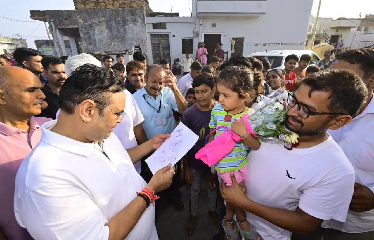 (अपडेट) मुख्यमंत्री का जनसंपर्क, खेत में किसानों संग की निराई-गुड़ाई, चाय चौपाल में सुनी समस्याएं और दी विकास कार्यों की सौगात