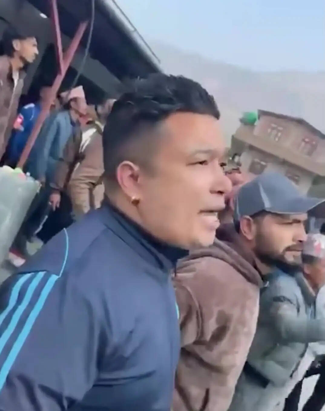 नेपाल के दोलखा जिले में मतपत्र लूटने वाले पोलिंग बूथ एजेंट को पुलिस ने हिरासत में लिया