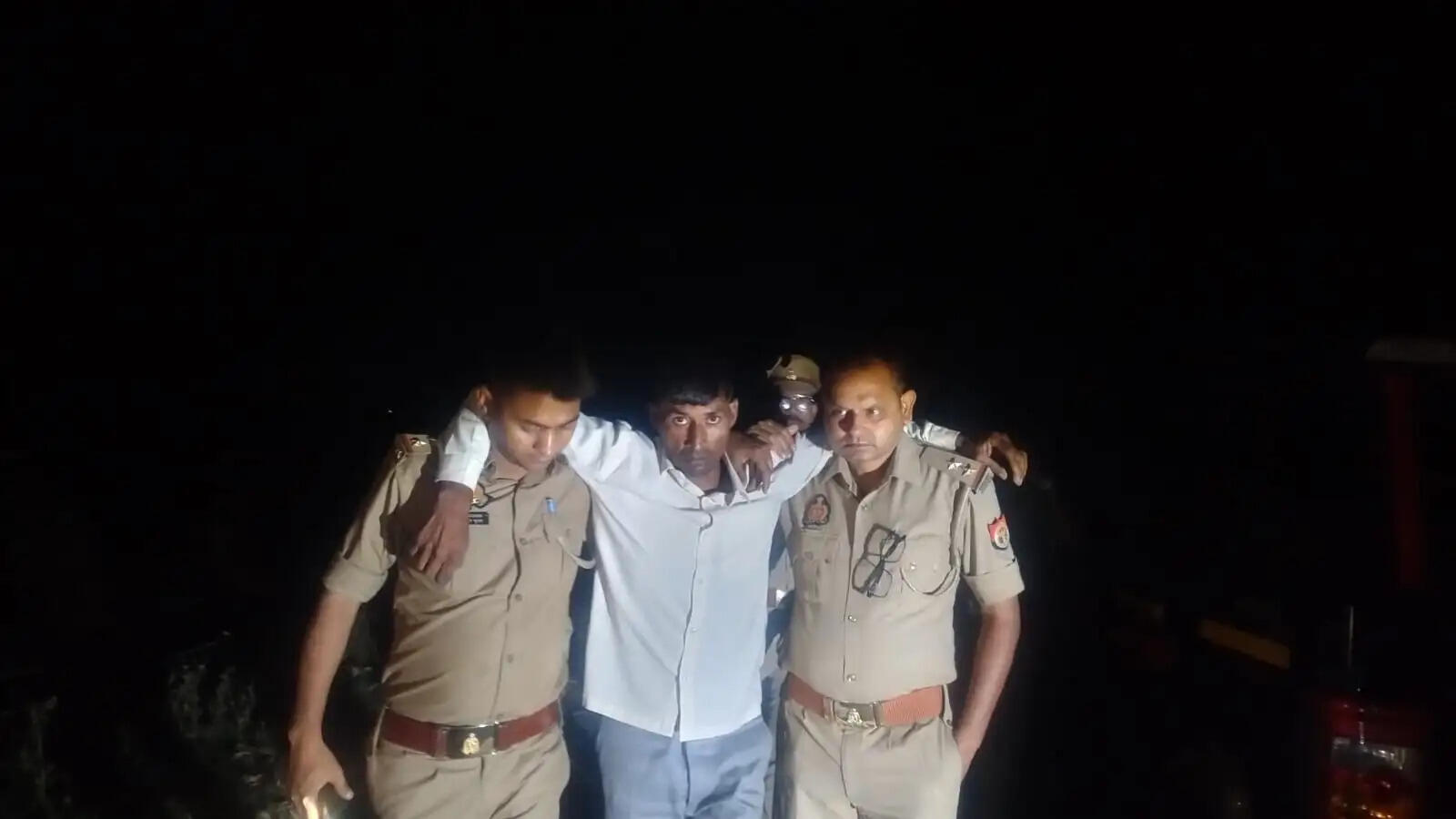 पुलिस से मुठभेड़ के बाद तीन बदमाश गिरफ्तार, दो को लगी गोली