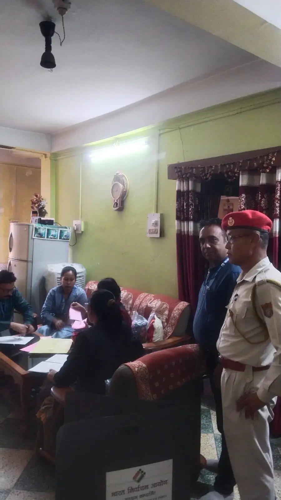 जालुकबाड़ी निर्वाचन क्षेत्र में पोस्टल मतदान शुरू, घर-घर जाकर वोट एकत्र कर रहे चुनाव कर्मी