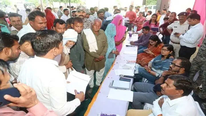 ग्वालियरः जिला स्तरीय जन-विश्वास शिविर बना भरोसे का मंच, अधिकारियों ने किया समस्याओं का निराकरण