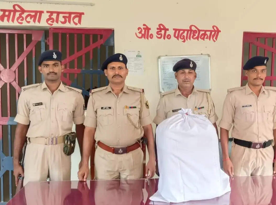 गन्ने के खेत में छिपाई गई थी गांजे की खेप, 21 किलो 450 ग्राम बरामद