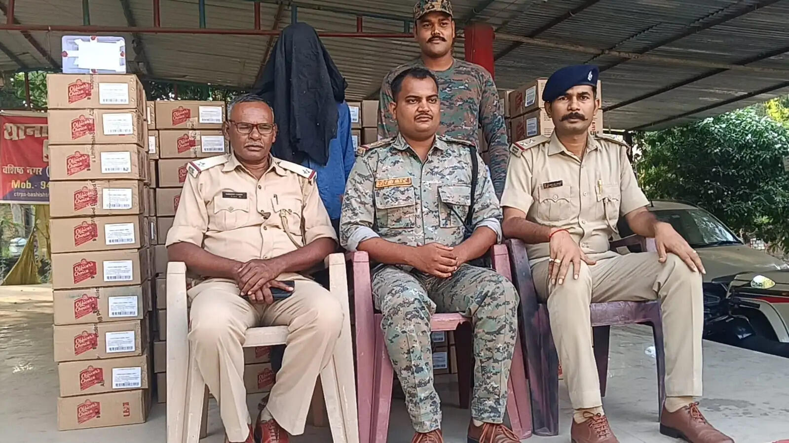 डाक पार्सल पिकअप से 1728 लीटर अवैध शराब जब्त, चालक गिरफ्तार