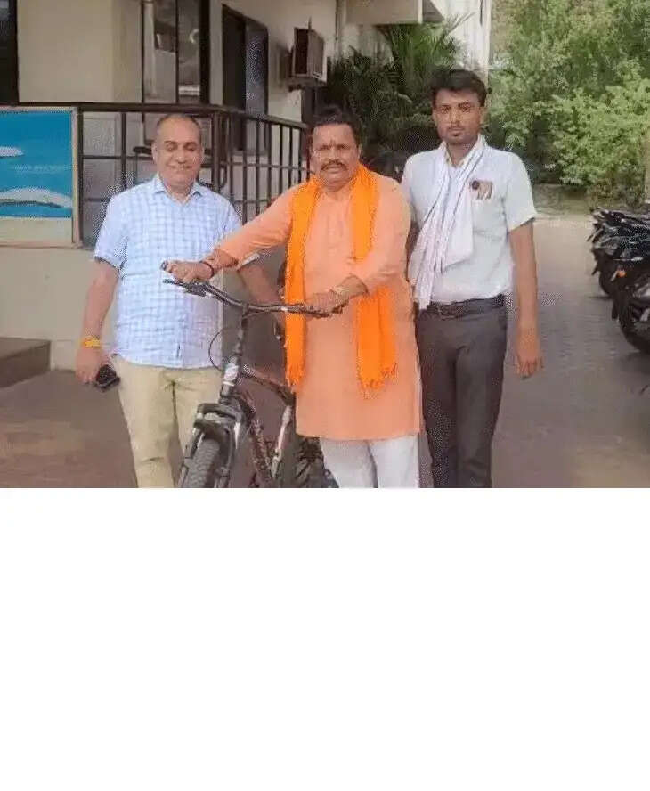 साइकिल से दफ्तर पहुंचे भोपाल जिला पंचायत उपाध्यक्ष, 35 किमी का सफर ढाई घंटे में किया तय