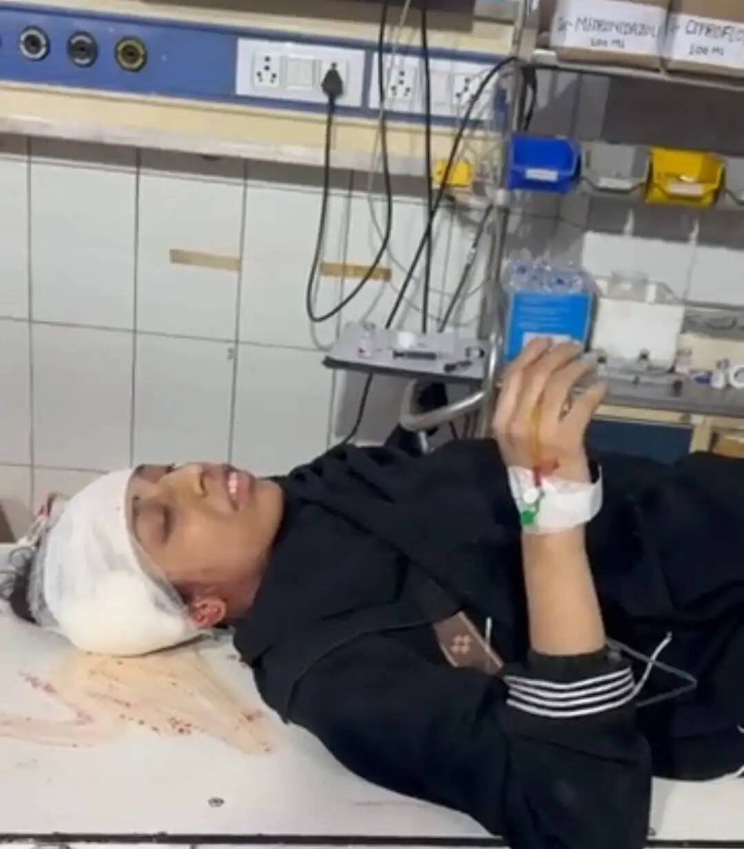 कानपुर में टक्कर मारने के बाद ऑटो पलटा, दाे बहनें घायल